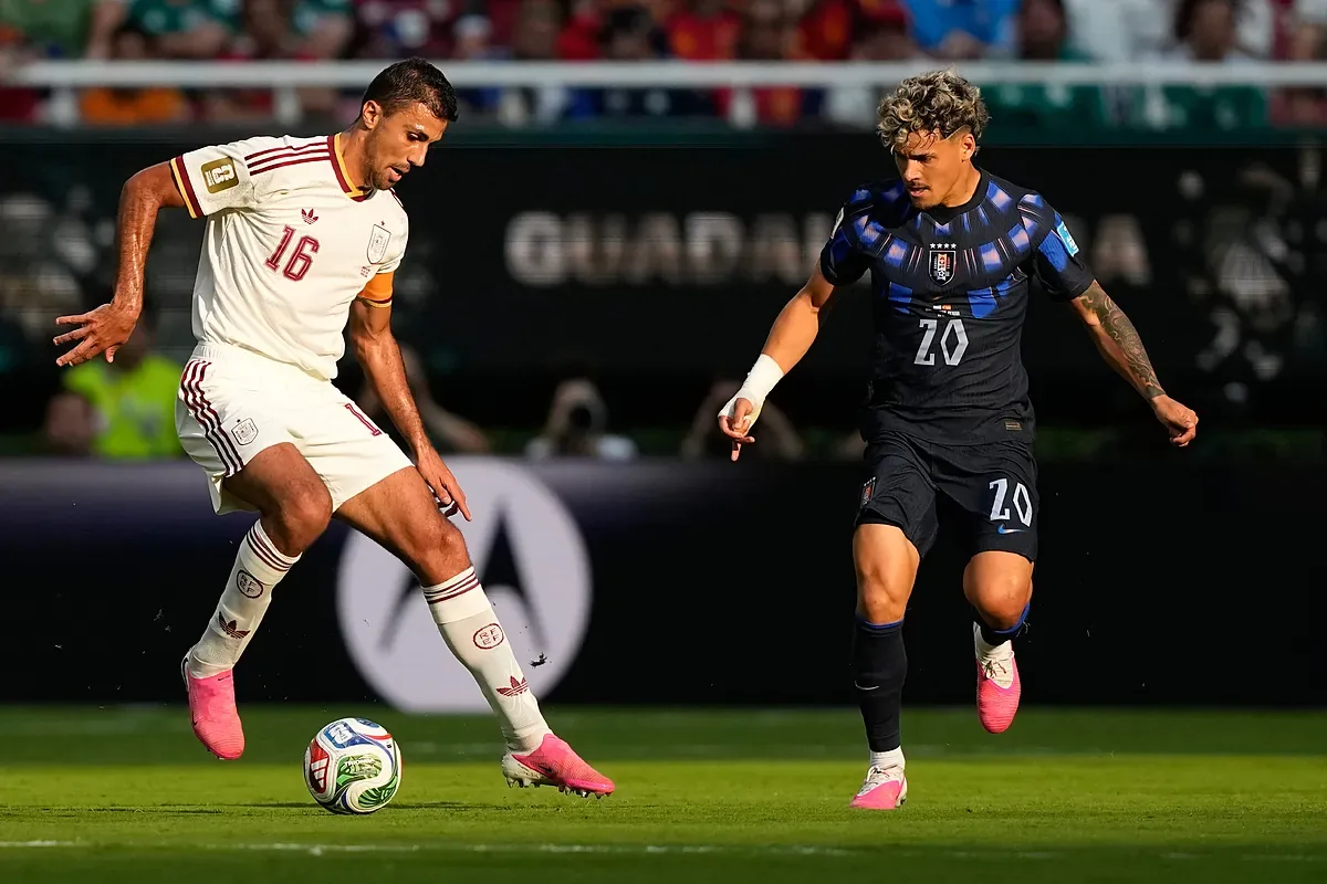 España avanza en el Mundial tras un partido exigente contra Uruguay