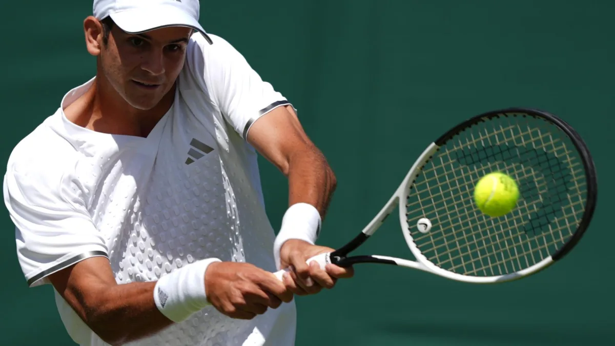 Jódar se estrena en Wimbledon con victoria y confirma que su tenis también brilla sobre hierba