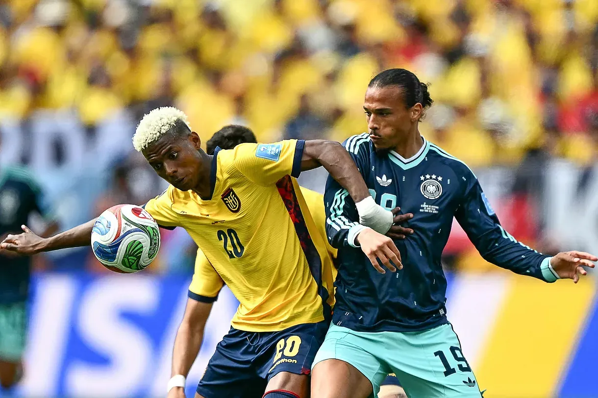 Angulo y Sané, en pugna por un balón dividido en Nueva Jersey.