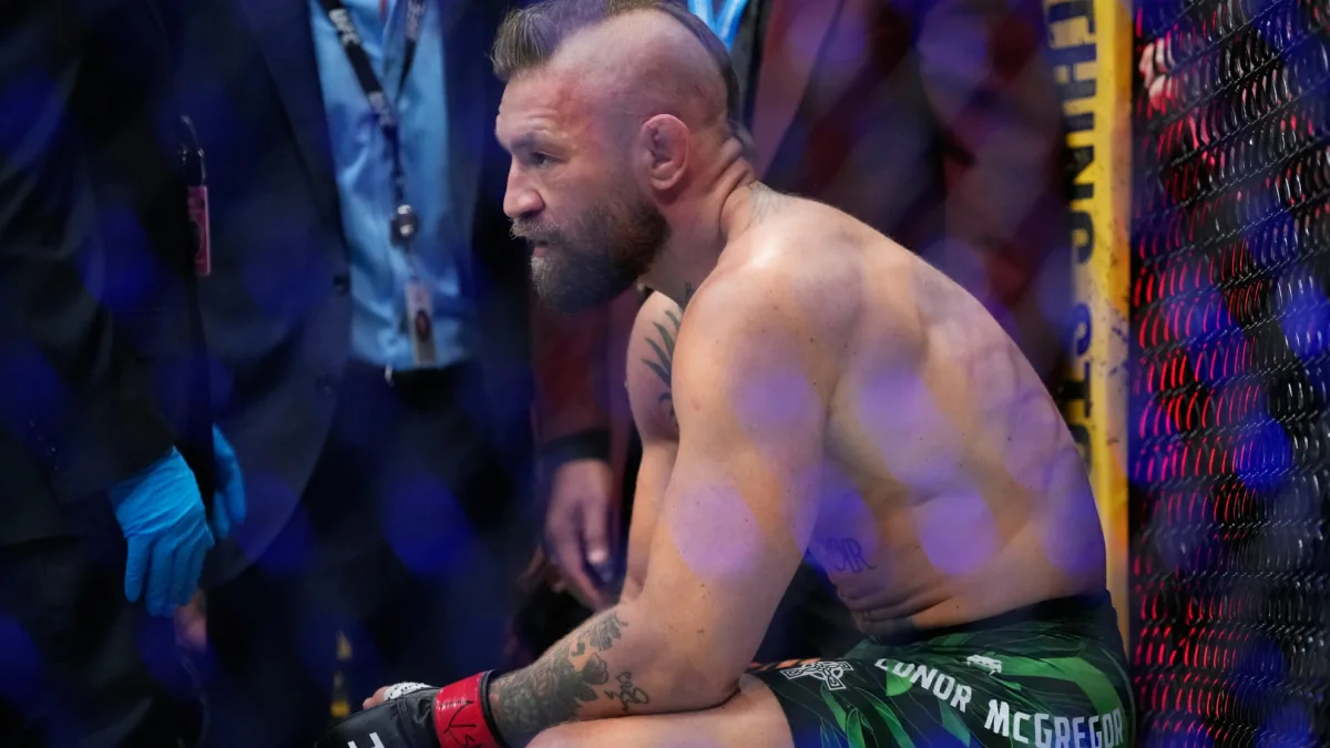Una lesión en la rodilla derecha frustra el regreso de Conor McGregor, que pierde ante Max Holloway - El Mundo