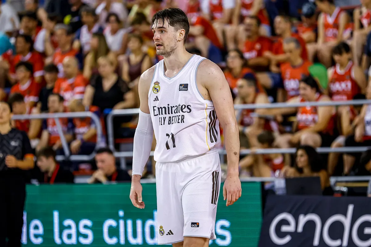 Hezonja no paga la cláusula y sigue siendo jugador del Madrid
