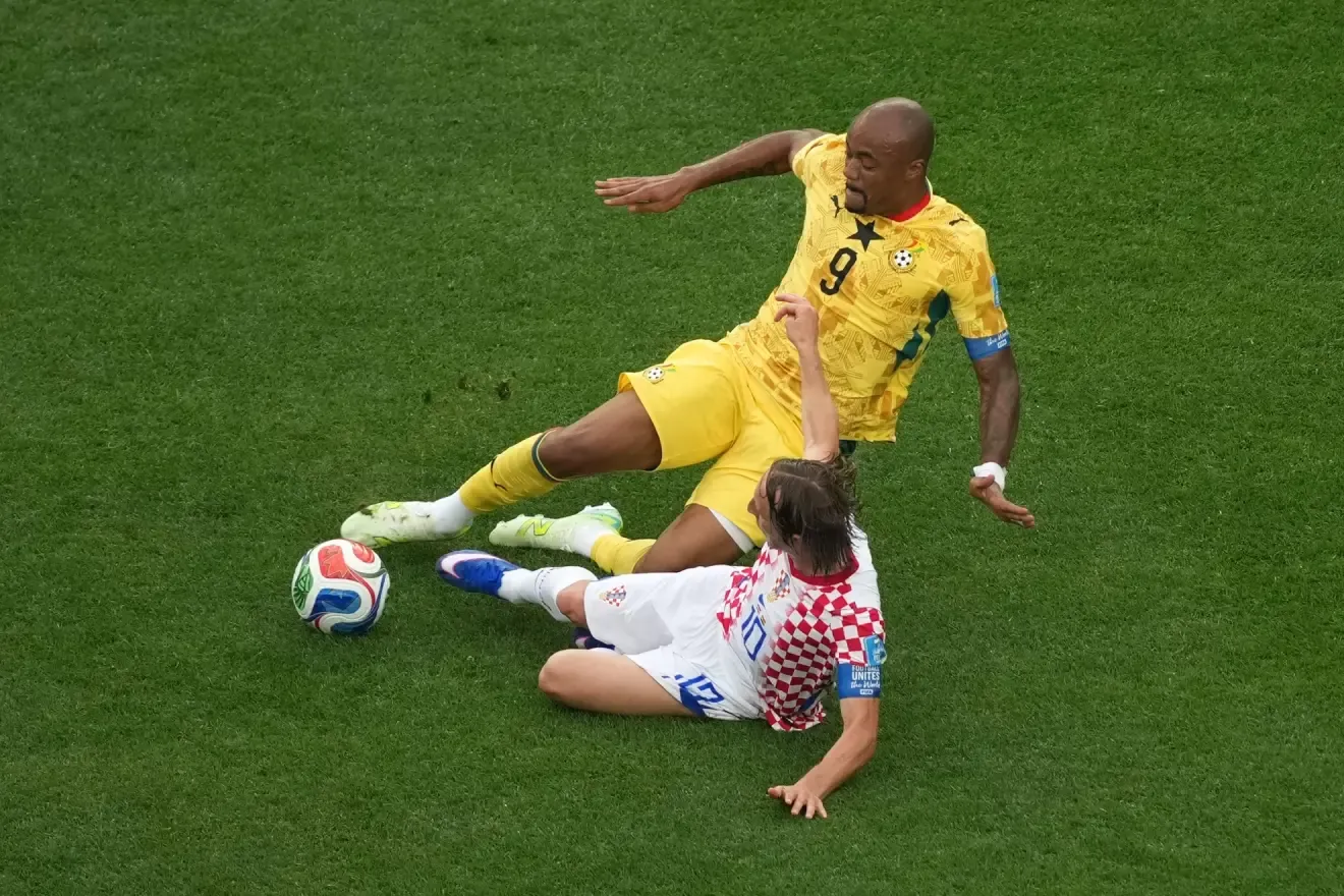 Modric recupera un balón ante Ghana.