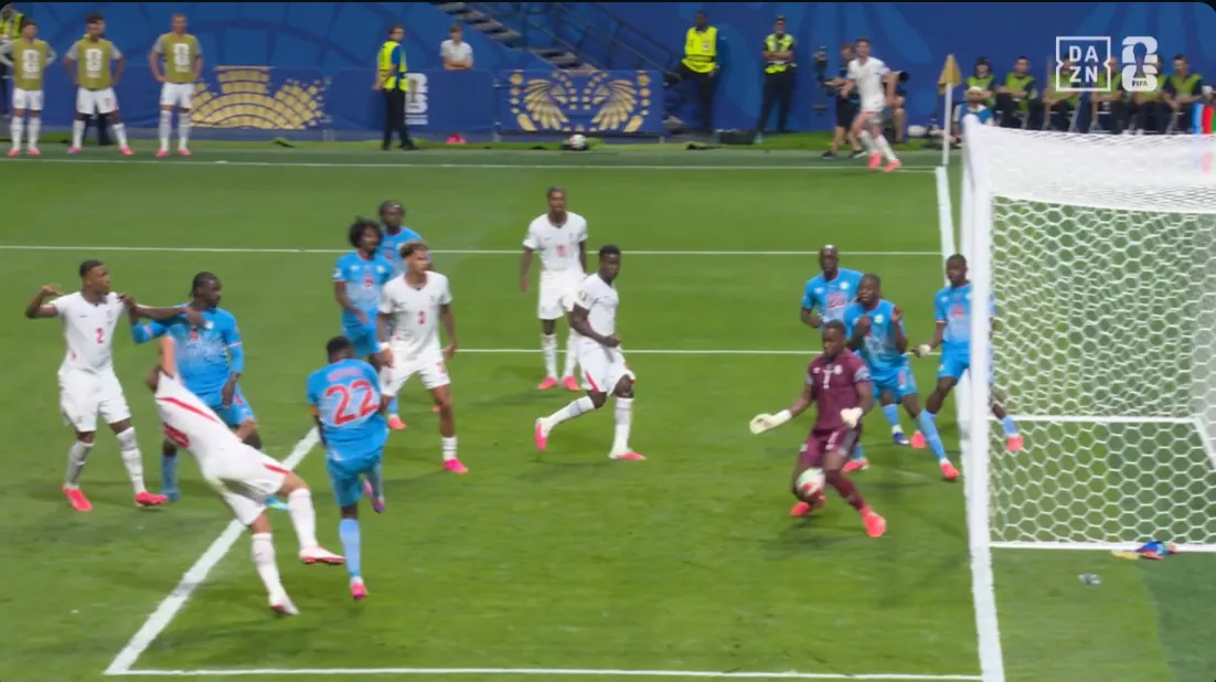 La parada de Mpasi al remate de Kane.