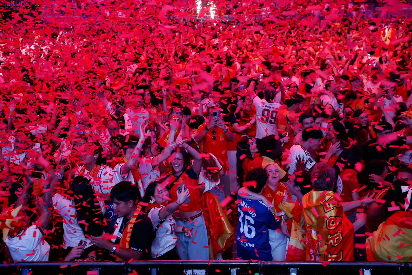 Aficionados españoles celebran la victoria de España en la final del Mundial 2026 en el Movistar Arena de Madrid.