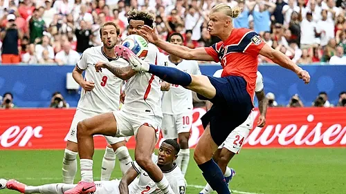 La selección de Inglaterra ha sellado su pase a las semifinales del Mundial tras una noche épica en Miami marcada por la figura indiscutible de Jude Bellingham. El centrocampista del Real Madrid, que ya camina «de recibir rango de caballero del Imperio Británico», lideró la remontada de los suyos ante una Noruega que rozó la gloria, pero que acabó sucumbiendo al instinto goleador de 'Sir Jude'. Con un marcador final de 2-1, los de Thomas Tuchel se citan ahora con Argentina en la penúltima ronda del torneo. Tras una primera hora de juego espesa y de ritmo lento, Noruega fue la encargada de romper el equilibrio en el minuto 36. En una jugada que sorprendió a la zaga inglesa, el extremo del Benfica, Andreas Schjelderup, se convirtió en el protagonista del «golazo de la tarde». El joven atacante encaró a Konsa y soltó un latigazo de zurda; el balón «rebotó en el poste derecho y entró en la red», colándose por la escuadra de Pickford ante la mirada de celebridades como David Beckham y Mick Jagger. Cuando Inglaterra parecía estar en la lona, apareció Bellingham para cambiar el guion justo antes del descanso. Tras recibir un pase de Gordon en la frontal, el madridista «arrancó por delante de su par y definió de zurda ante Nyland». El empate no estuvo exento de polémica, ya que los noruegos protestaron un posible impacto del balón en un cable de la spider cam en el saque previo, aunque la FIFA sentenció que «la tecnología del balón no había detectado nada». La segunda mitad estuvo marcada por el suspense. Noruega llegó a celebrar el 2-1 tras un remate de Heggem, pero el tanto fue anulado por el VAR debido a un «pequeño empujón de Haaland sobre Anderson». El duelo se fue al tiempo extra, y allí, en el tercer minuto de la prórroga, Bellingham volvió a golpear. Rogers disparó con potencia desde lejos, Nyland no logró atajar el esférico y el rechace «lo cazó el madridista» para certificar la victoria, demostrando que «el oportunismo también es una virtud». Con este doblete, Bellingham iguala a Harry Kane con seis tantos en la tabla de artilleros. Pese a las críticas de Tuchel por el rendimiento, el héroe del partido fue claro: «Es cuestión de personalidad y perseverancia». Inglaterra ya sueña con la final, sostenida por el talento de un jugador que parece no tener techo.