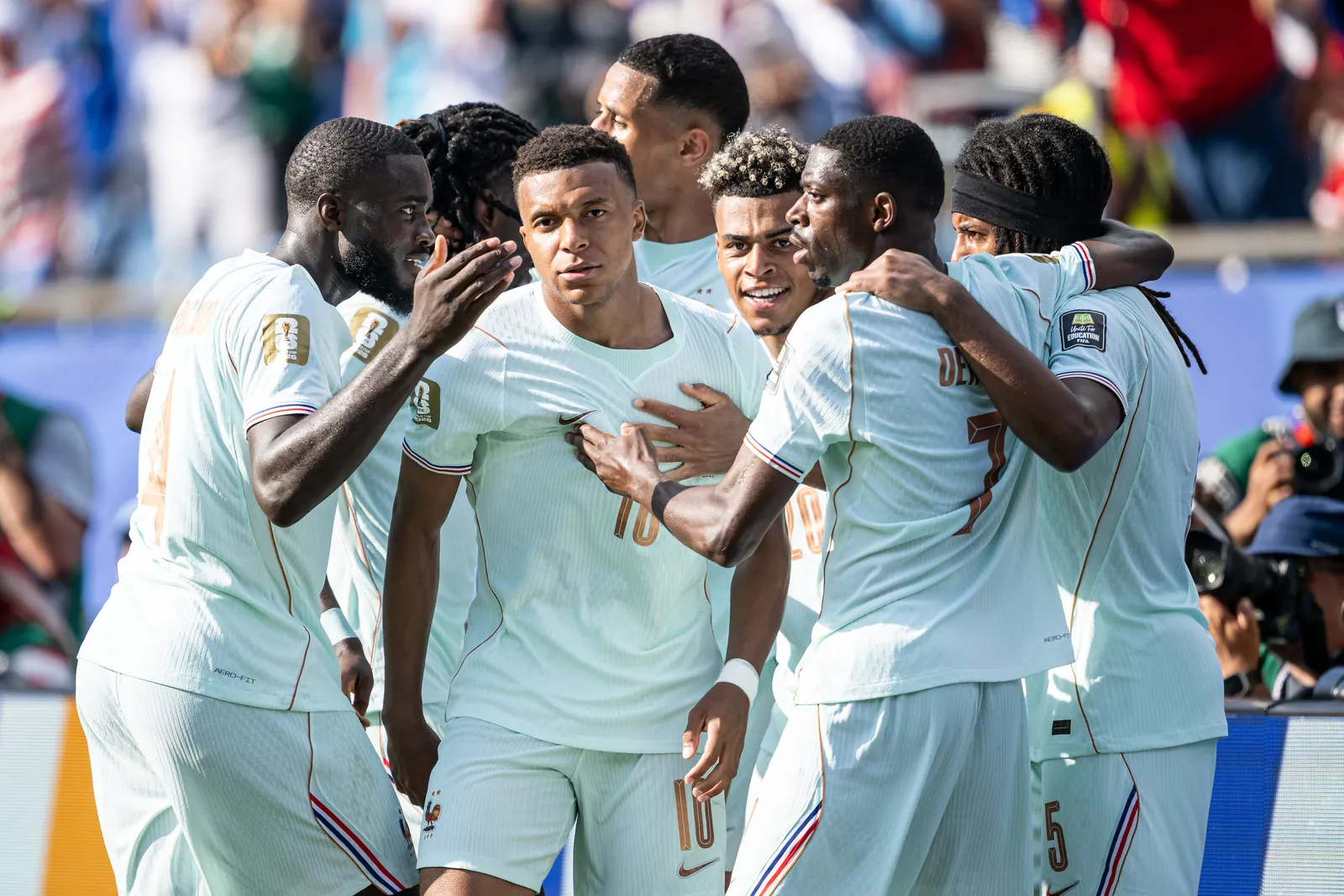 Los jugadores de Francia celebran el gol de Kylian Mbappé contra Marruecos