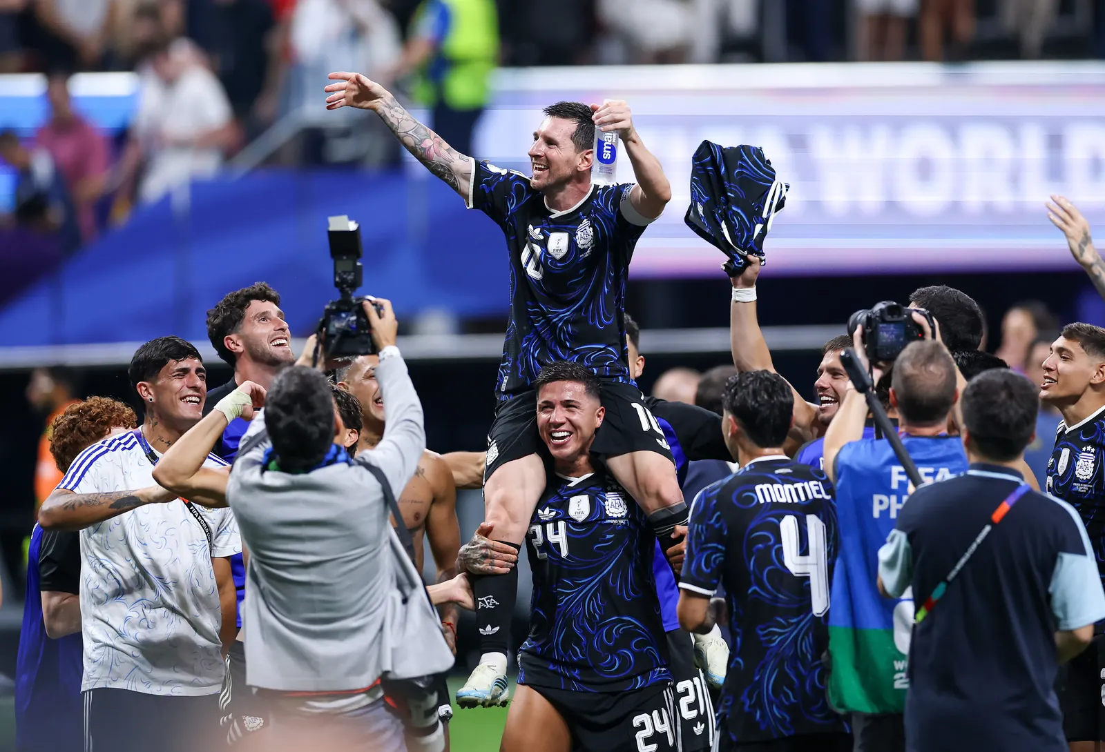 Argentina festejó tras remontar a Inglaterra.