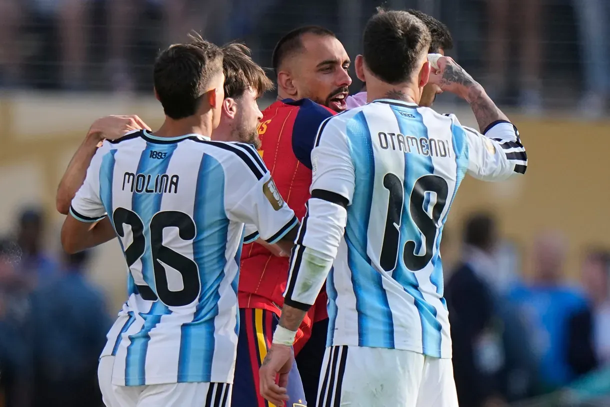 Otamendi, Molina, Borja Iglesias y Tagliafico, tras el pitido final.