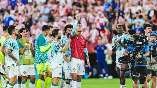 Cristiano Ronaldo con la camiseta de Diogo Jota