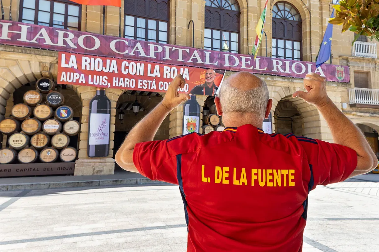 Un vecino de Haro, con la camiseta de Luis de la Fuente.