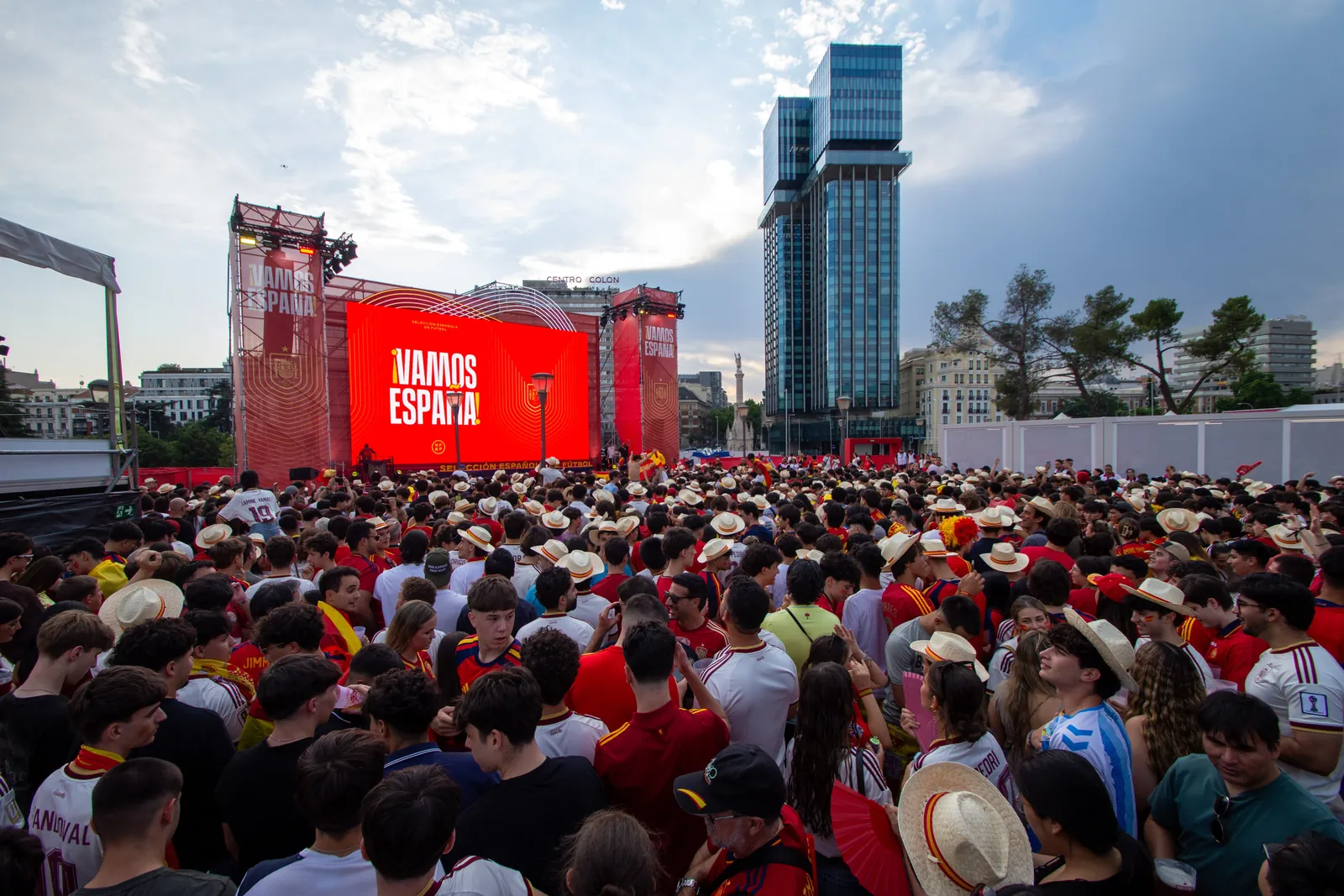 Pantalla gigante en la Plaza de Colón de Madrid durante el partido de Cuartos de Final del Mundial 2026 entre Bélgica y España
