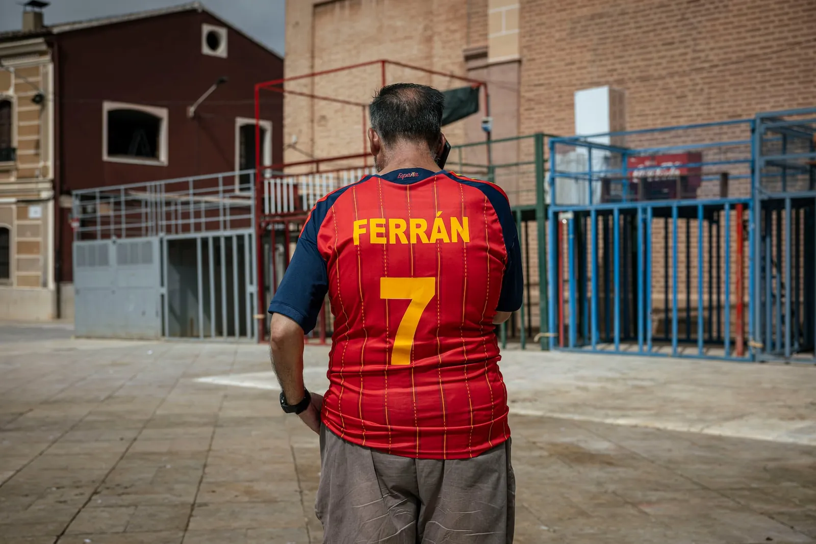 Uno de los seguidores del jugador de la selección española, Ferran Torres en Foios, en la plaza del pueblo, este lunes.Mònica Torres