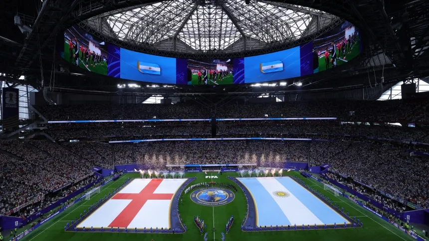 Banderas de Inglaterra y de Argentina antes de la semifinal del Mundial