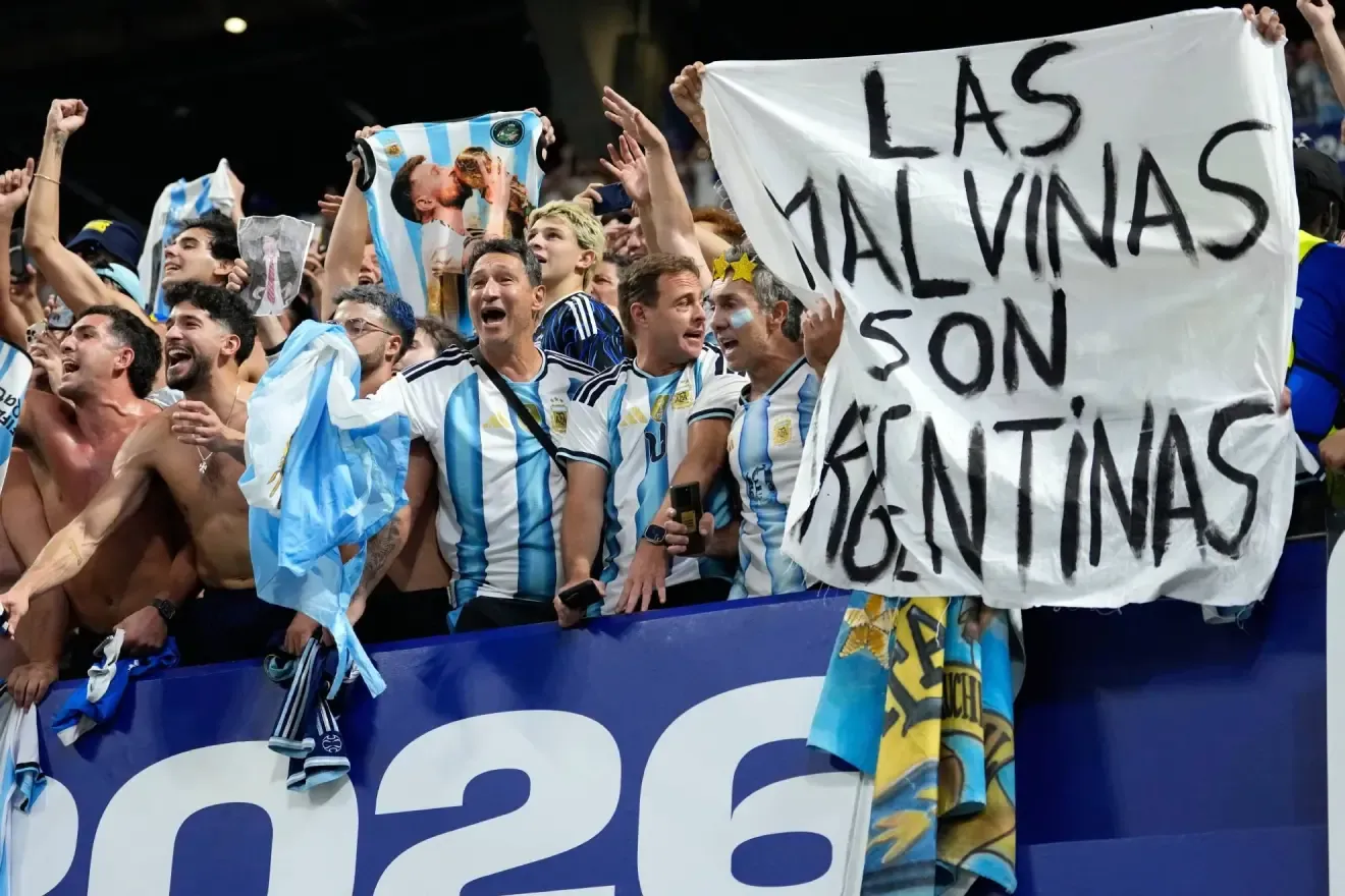 "La FIFA había prohibido las banderas con la imagen de las Malvinas y es probable que el incidente sea denunciado"