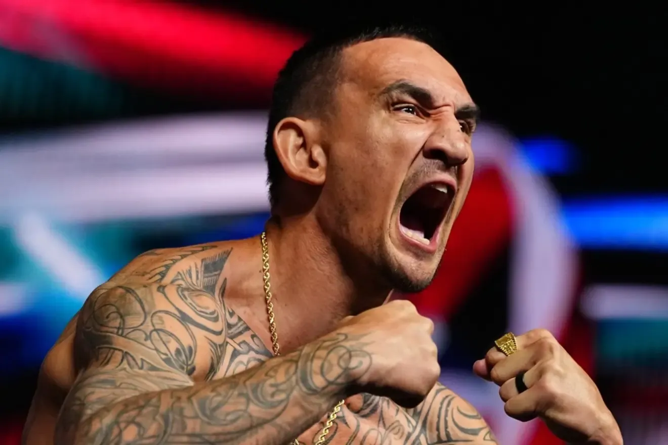 Max Holloway, durante el pesaje ceremonial del UFC 329.